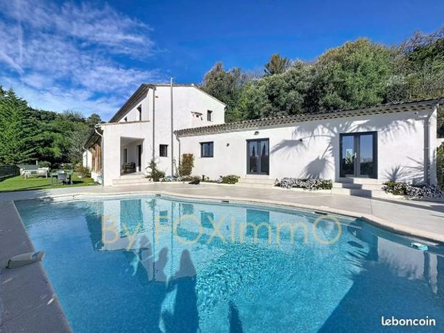Villa 9 pièces 300 m²