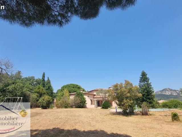 Villa 9 pièces 338 m²