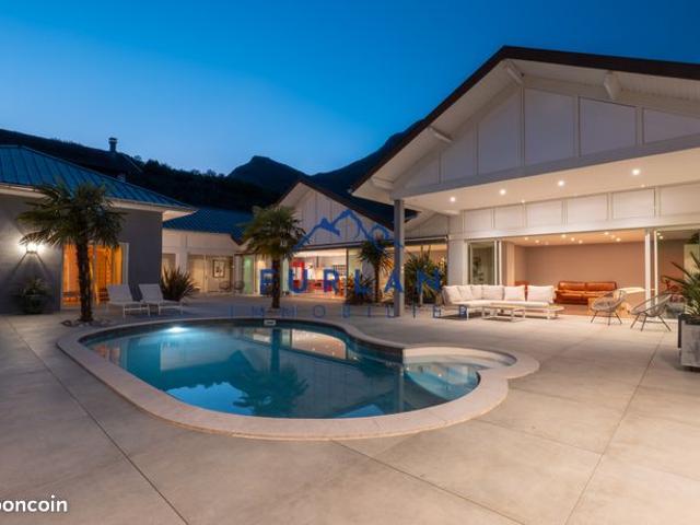 Villa 9 pièces 340 m²