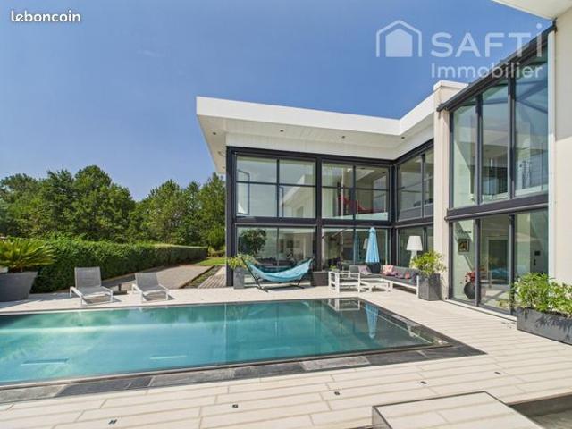 Villa 9 pièces 390 m²