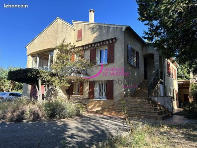 Villa 13 pièces 300 m²