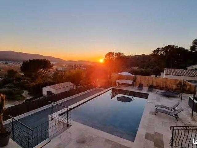 Villa 13 pièces 378 m²