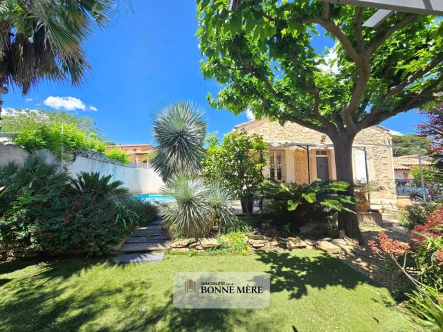 Villa 100m² de plain pied avec jardin arboré piscine et studio i