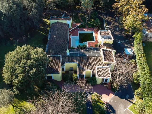 Villa 10 vani 850mq