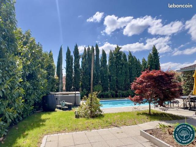 Villa 10 pièces 196 m²