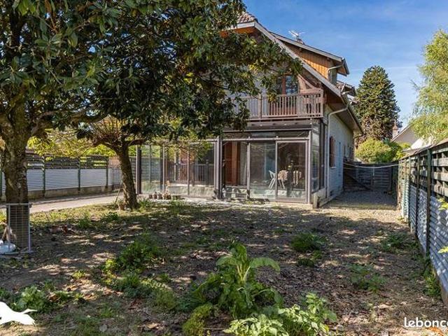 Villa 10 pièces 210 m²