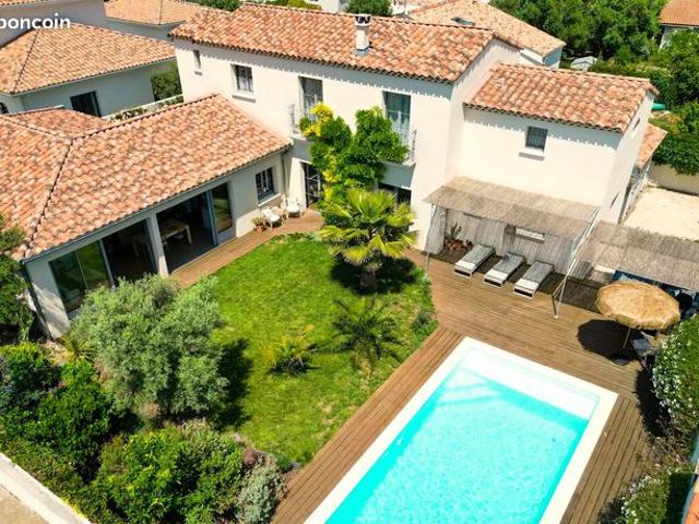 Villa 10 pièces 225 m²