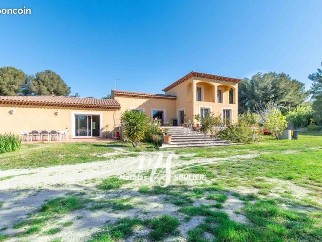 Villa 10 pièces 232 m²