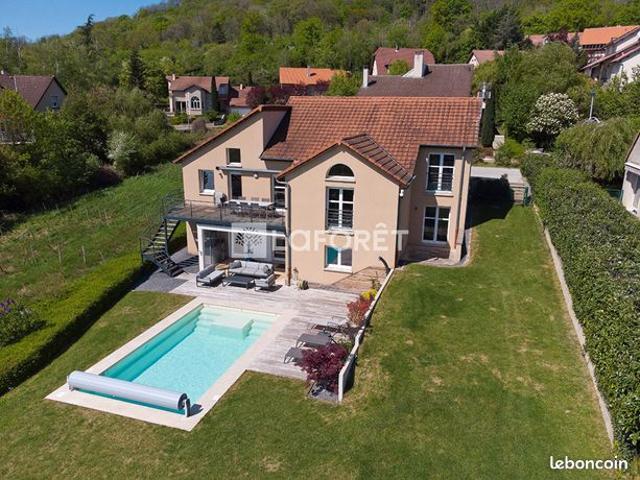 Villa 10 pièces 245 m²