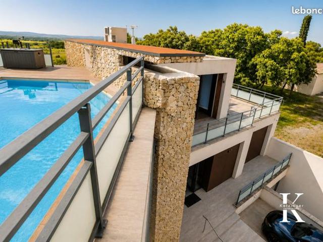 Villa 10 pièces 240 m²