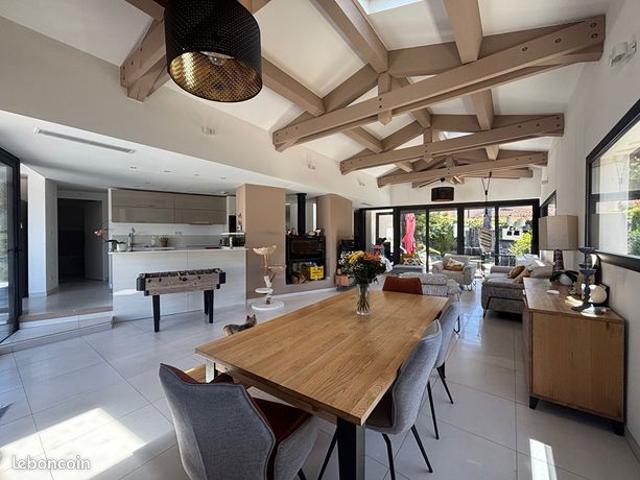 Villa 10 pièces 250 m²