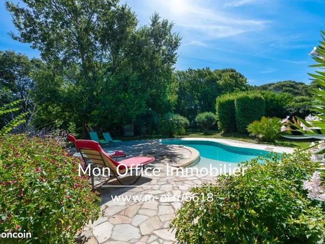 Villa 10 pièces 251 m²