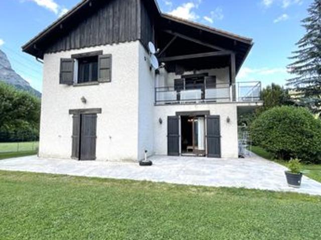 Villa 10 pièces 265 m²