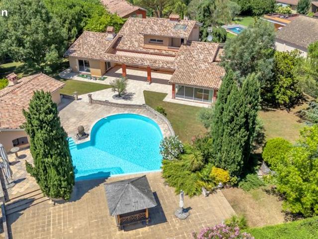 Villa 10 pièces 274 m²