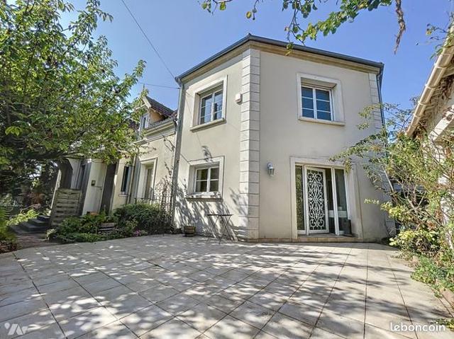 Villa 10 pièces 270 m²