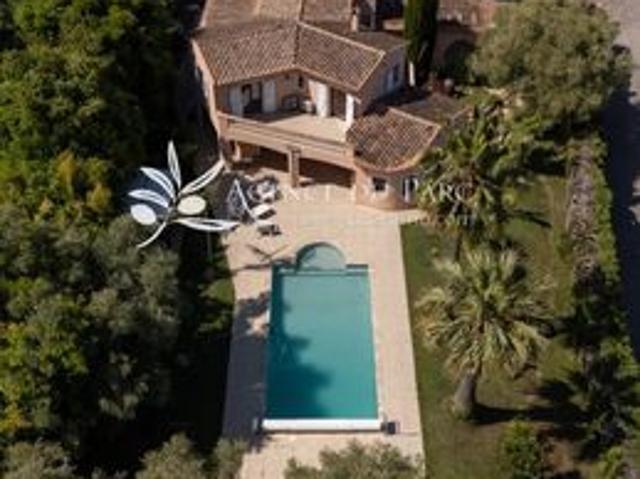Villa 10 pièces 270 m²