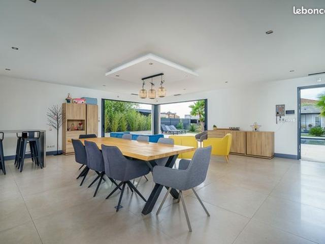 Villa 10 pièces 308 m²