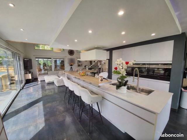 Villa 10 pièces 300 m²