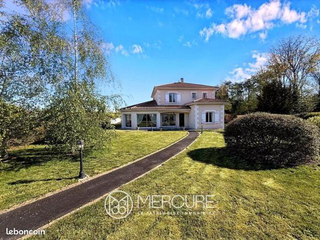Villa 10 pièces 318 m²