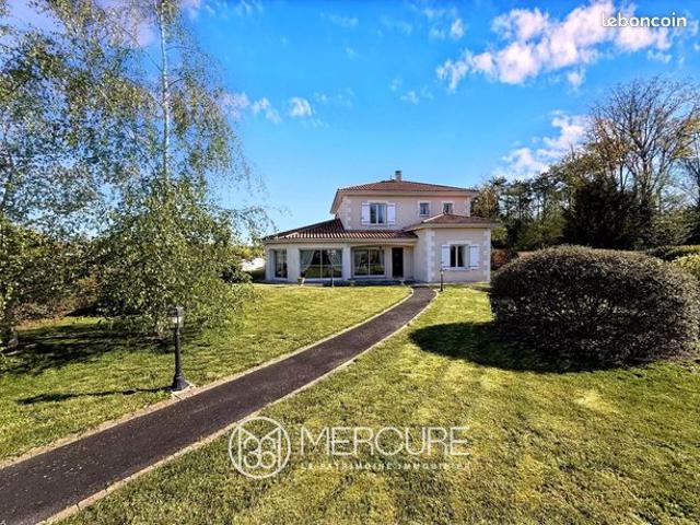 Villa 10 pièces 318 m²