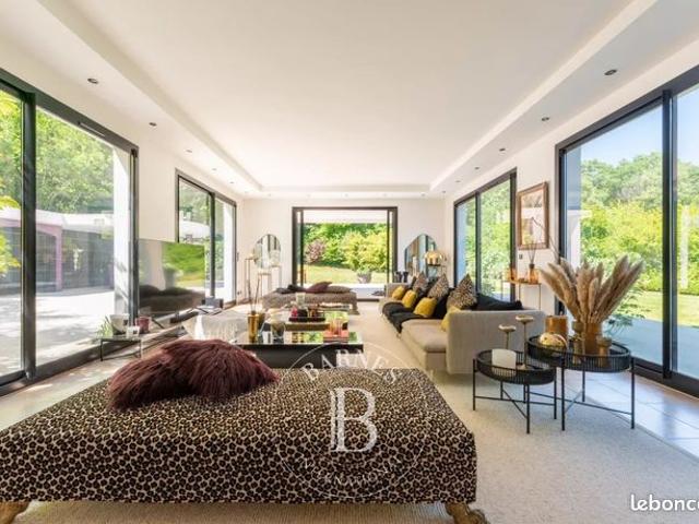Villa 10 pièces 468 m²
