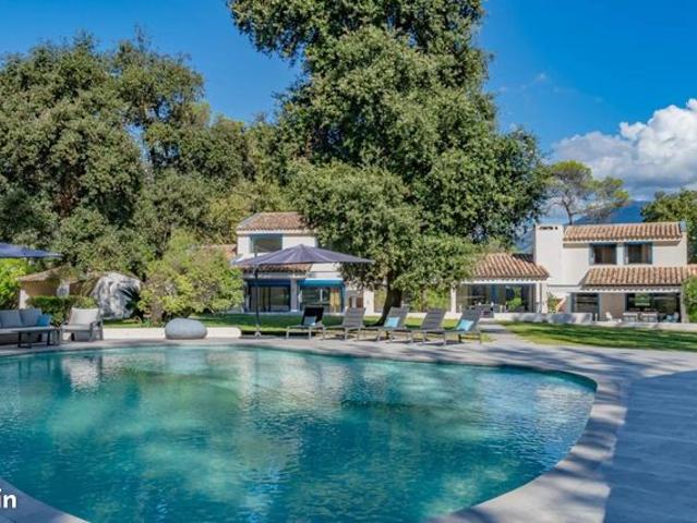 Villa 10 pièces 544 m²