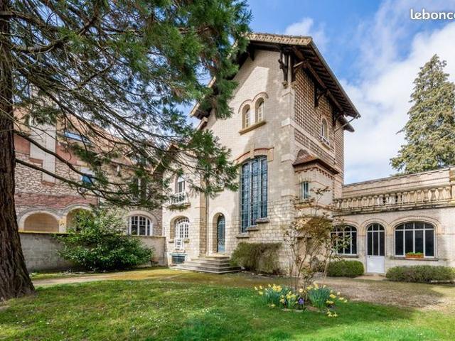 Villa 11 pièces 303 m²