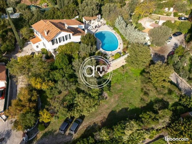Villa 11 pièces 326 m²