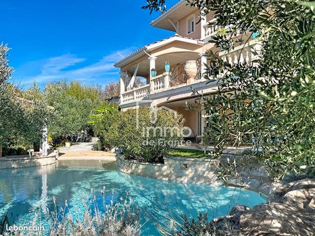 Villa 11 pièces 367 m²