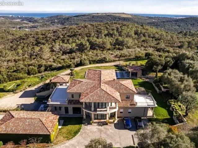 Villa 11 pièces 596 m²