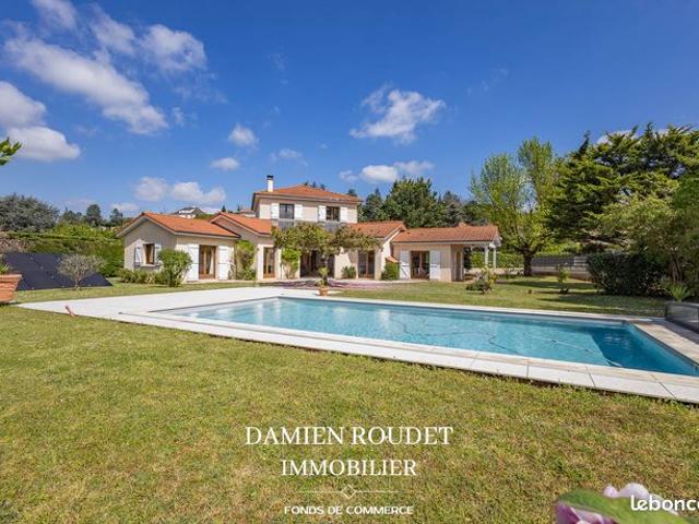 Villa 12 pièces 240 m²