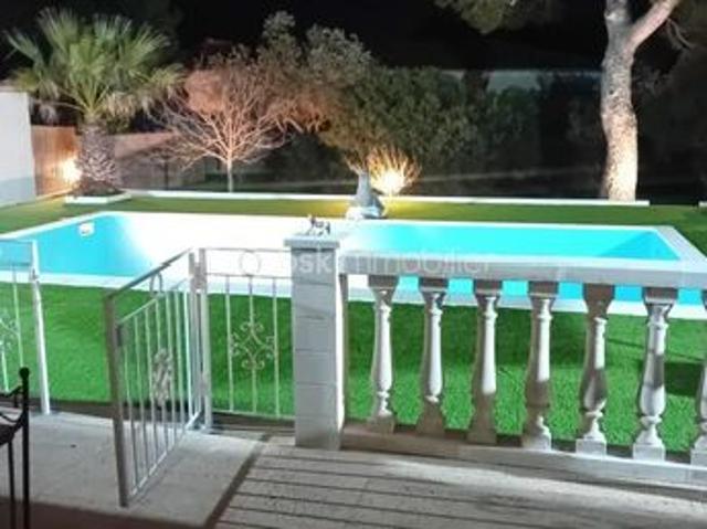 Villa 12 pièces 336 m²