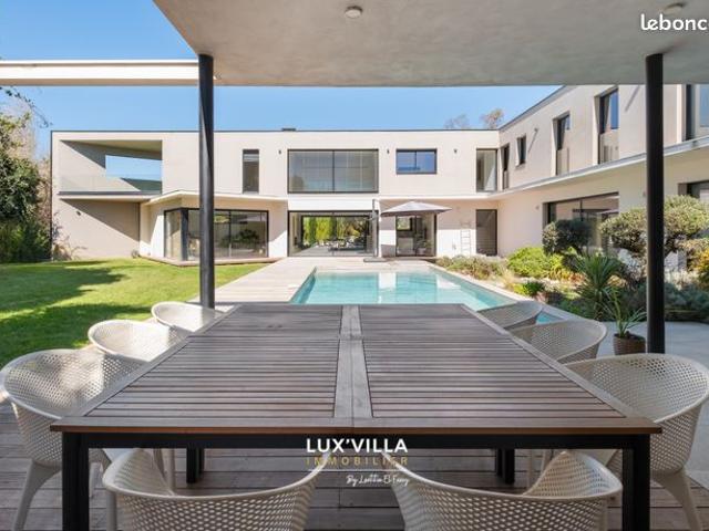 Villa 12 pièces 447 m²