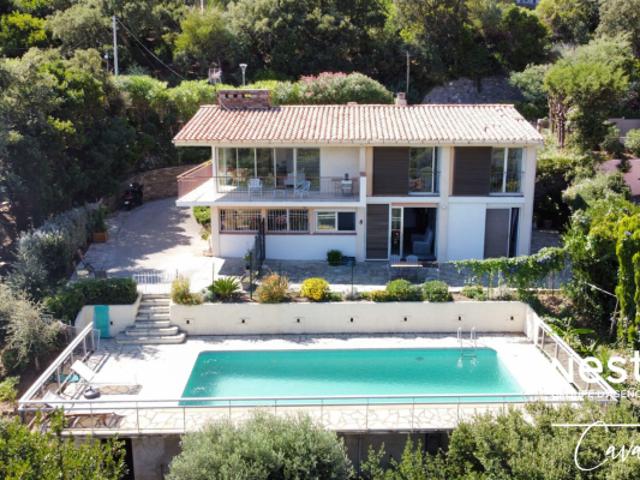 Villa 140 m² vue mer et piscine à 20 minutes à pied des plages de Cavalaire