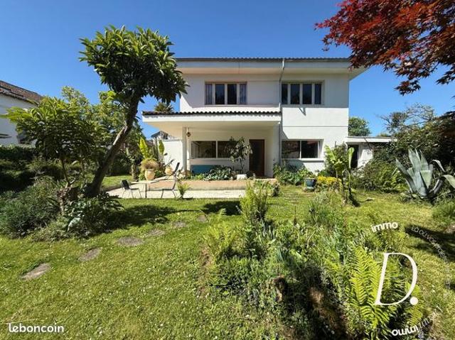 Villa 14 pièces 319 m²