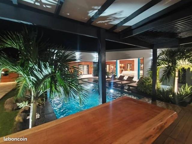 Villa 14 pièces 374 m²