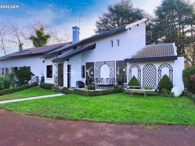 Villa 15 pièces 343 m²