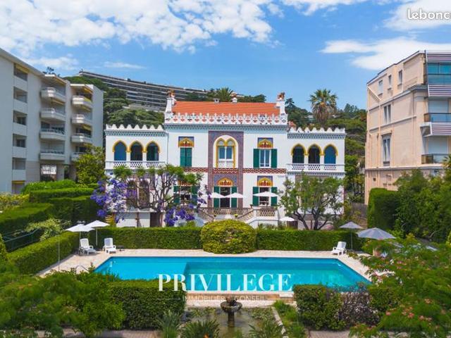 Villa 16 pièces 827 m²