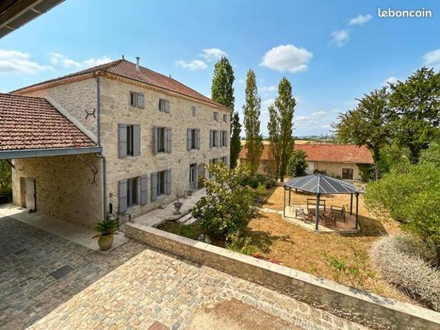 Villa 19 pièces 885 m²
