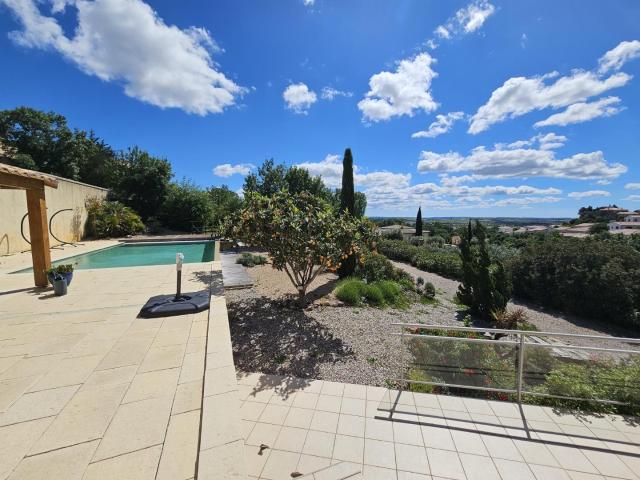 Villa 2005 avec vue panoramique et piscine à débordement 147m² Péret