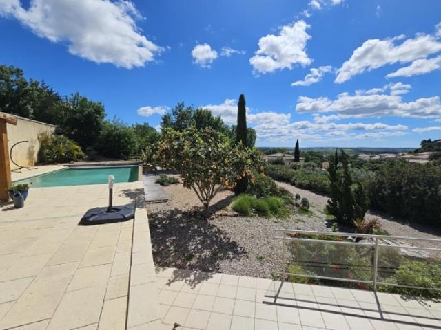 Villa 2005 avec vue panoramique et piscine à débordement