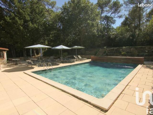 Villa 20 pièces 675 m²