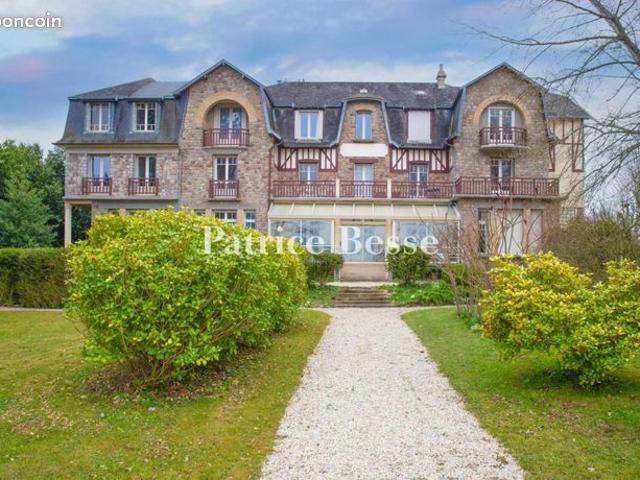 Villa 20 pièces 900 m²
