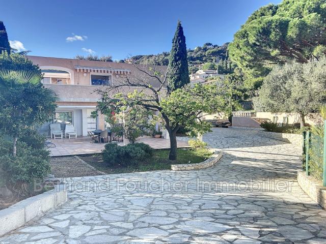 villa 230 m² avec piscine dans quartier residentiel