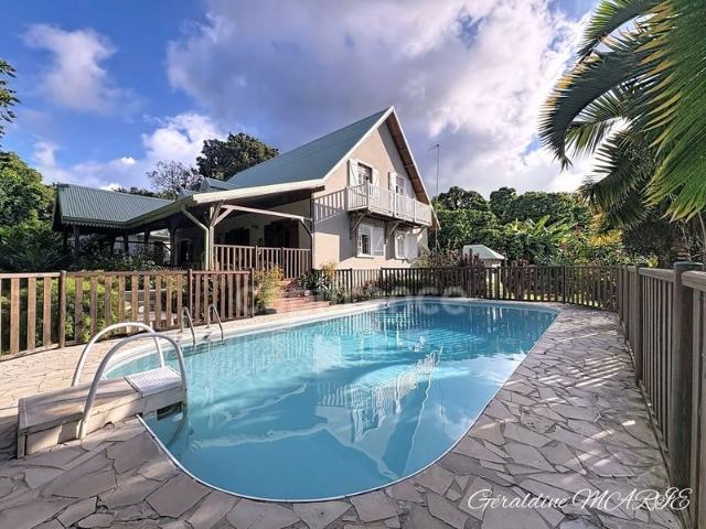 Villa 242 m² avec piscine, T2 loué et terrain de 4 000 m² 242m² Saint Claude