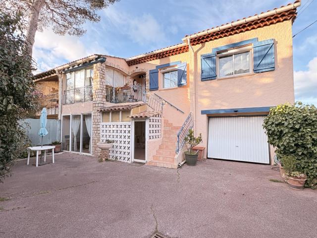 Villa 250 m² avec piscine, vue dégagée et fort potentiel loc. 256m² Saint Raphaël