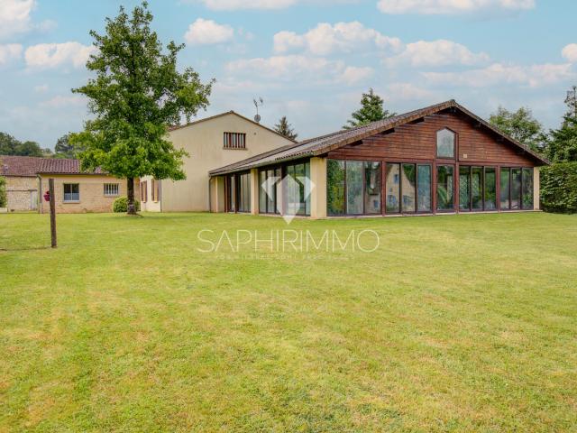 Villa 300 m2 avec piscine intérieure chauffée sur propriété de plus de 5400m2