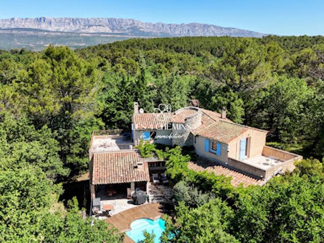 Villa avec piscine et jardin