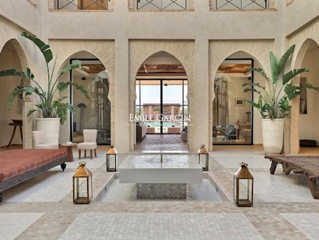 Villa avec piscine et terrasse