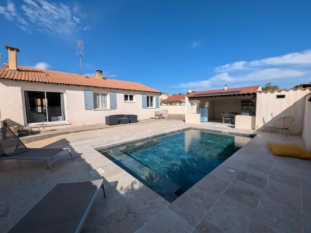 Villa 3 chambres plain pied avec piscine et dépendance